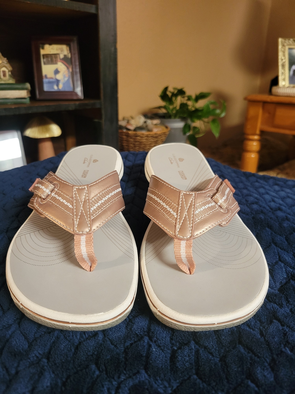 Clarks Cloudsteppers Pink Champagne Metallic Adjustable Thong Sandals Size 7